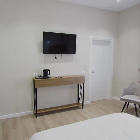 At Mimosa Street ティラナ