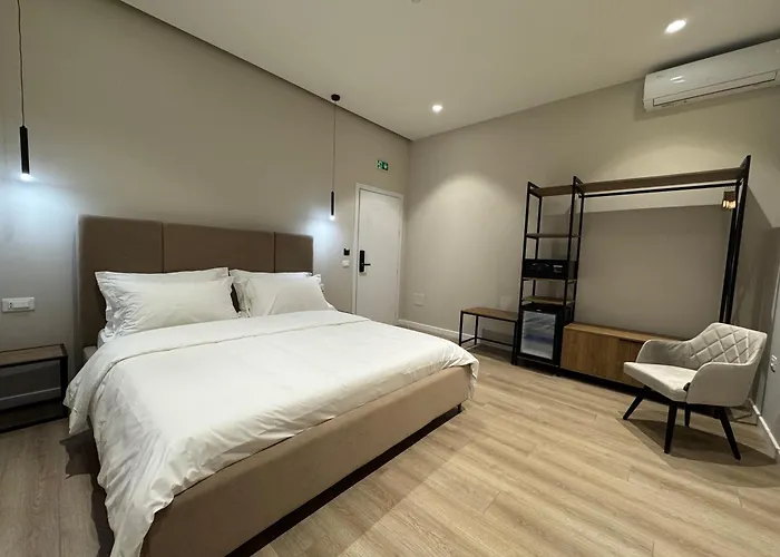 At Mimosa Street * 티라나